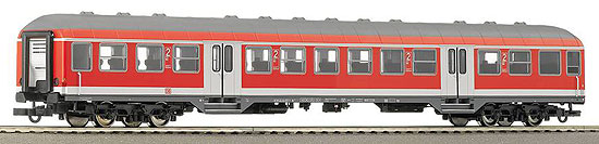 Passenger car 2nd class in Regional livery<br /><a href='images/pictures/Roco/64318.jpg' target='_blank'>Full size image</a>